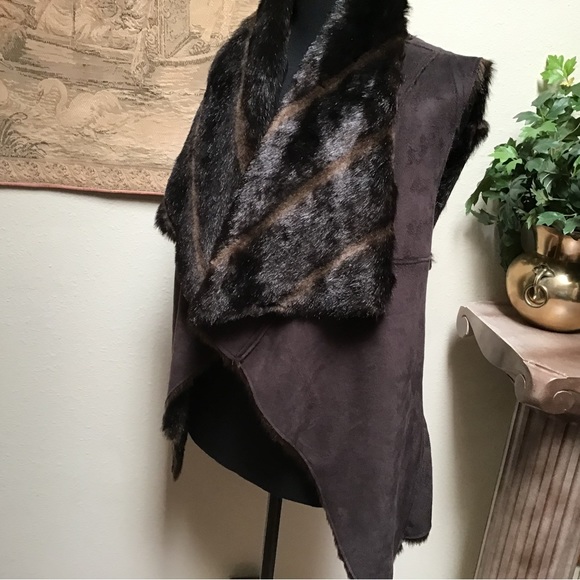 BEBE faux fur vest, the vest is reversible if you take the tags off, size small - Picture 8 of 10